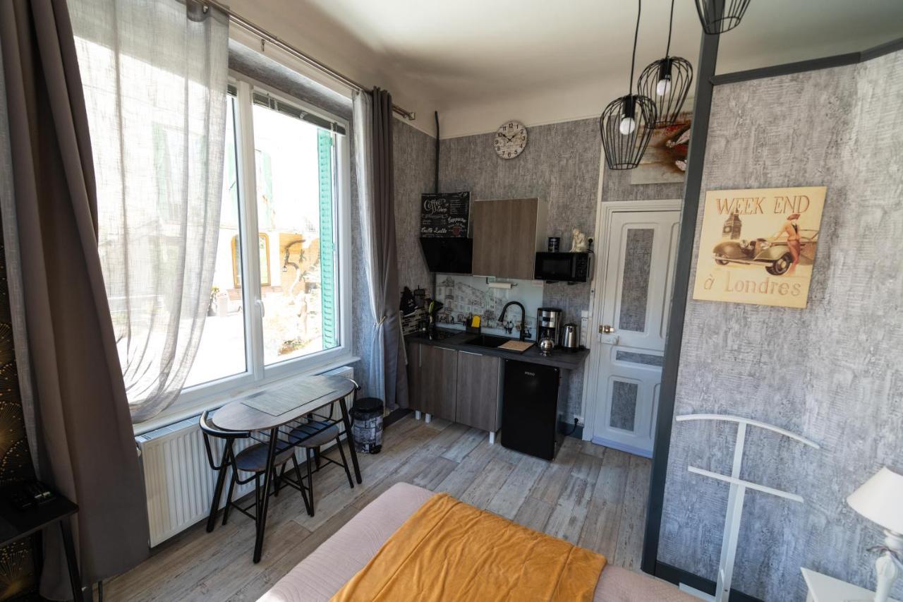 Studio Malou, Cuisine, Salle D'Eau, Terrasse Amenagee Olliergues Kültér fotó