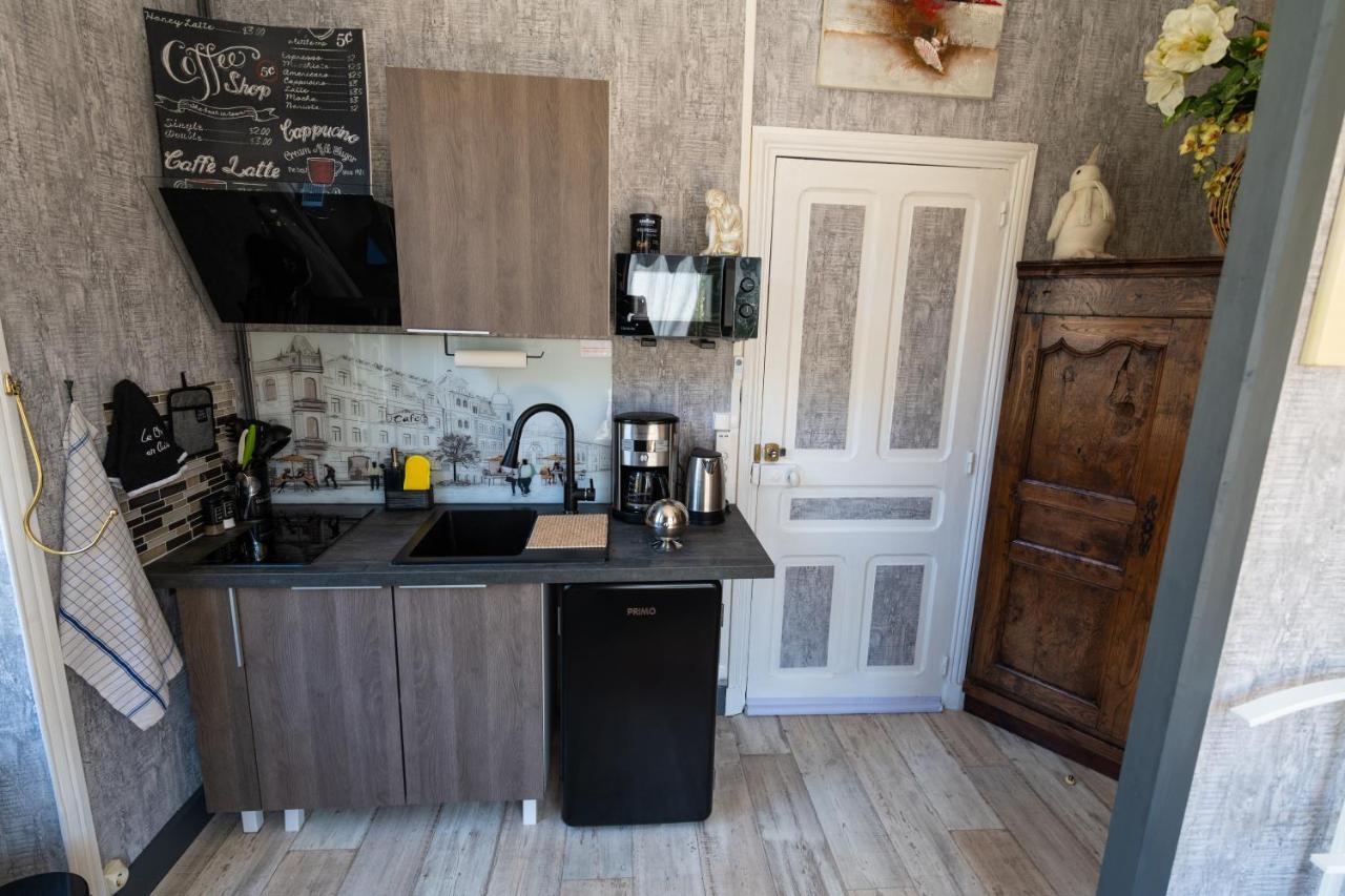 Studio Malou, Cuisine, Salle D'Eau, Terrasse Amenagee Olliergues Kültér fotó