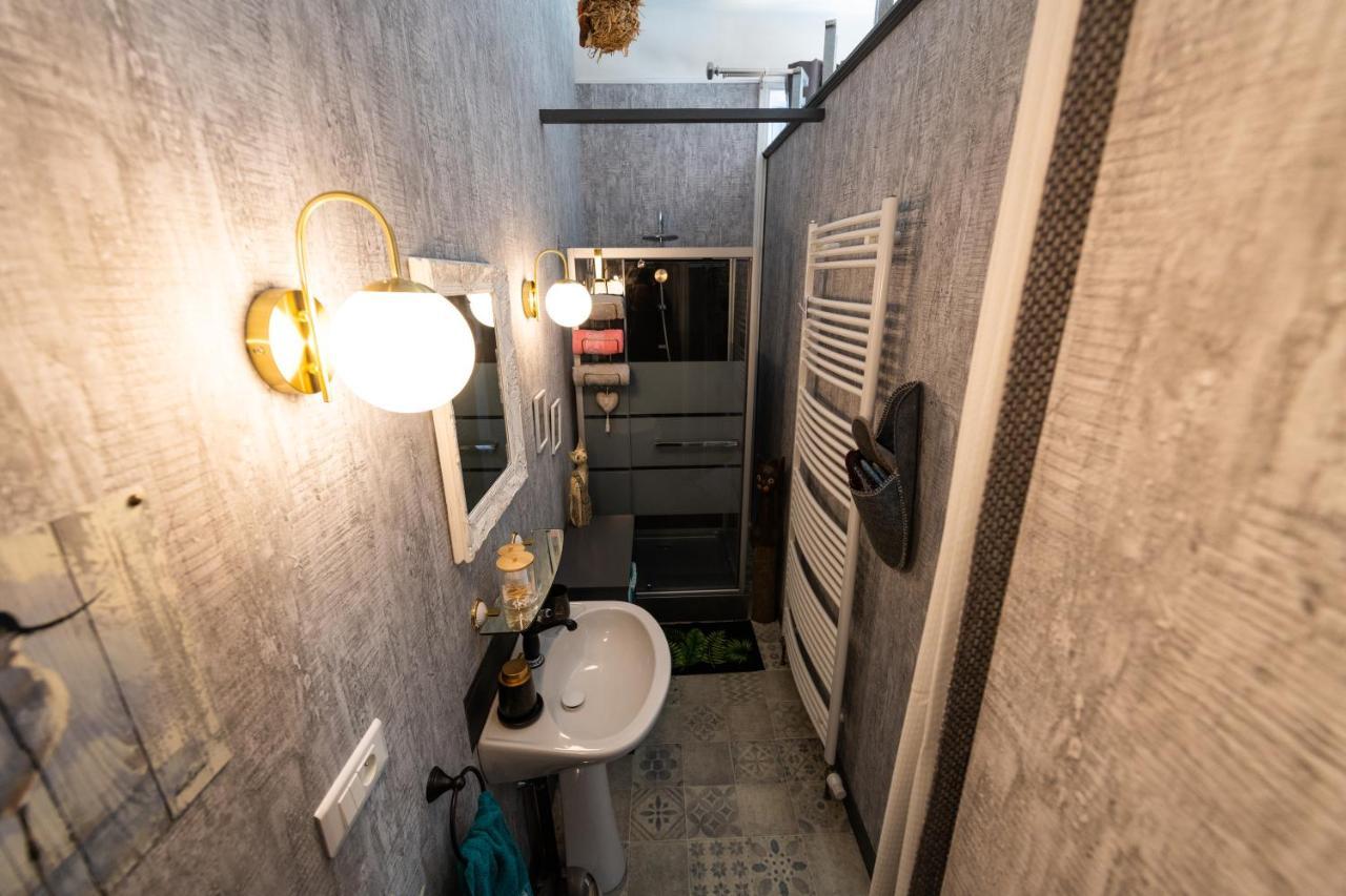Studio Malou, Cuisine, Salle D'Eau, Terrasse Amenagee Olliergues Kültér fotó