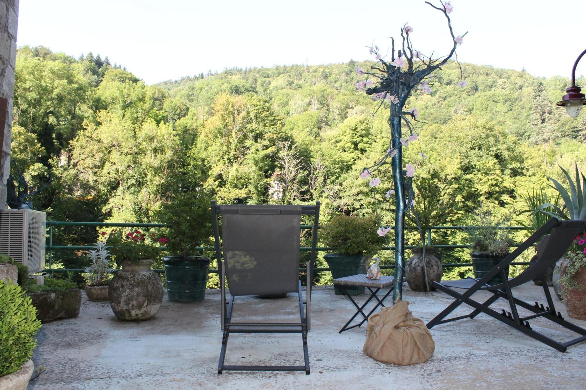 Studio Malou, Cuisine, Salle D'Eau, Terrasse Amenagee Olliergues Kültér fotó
